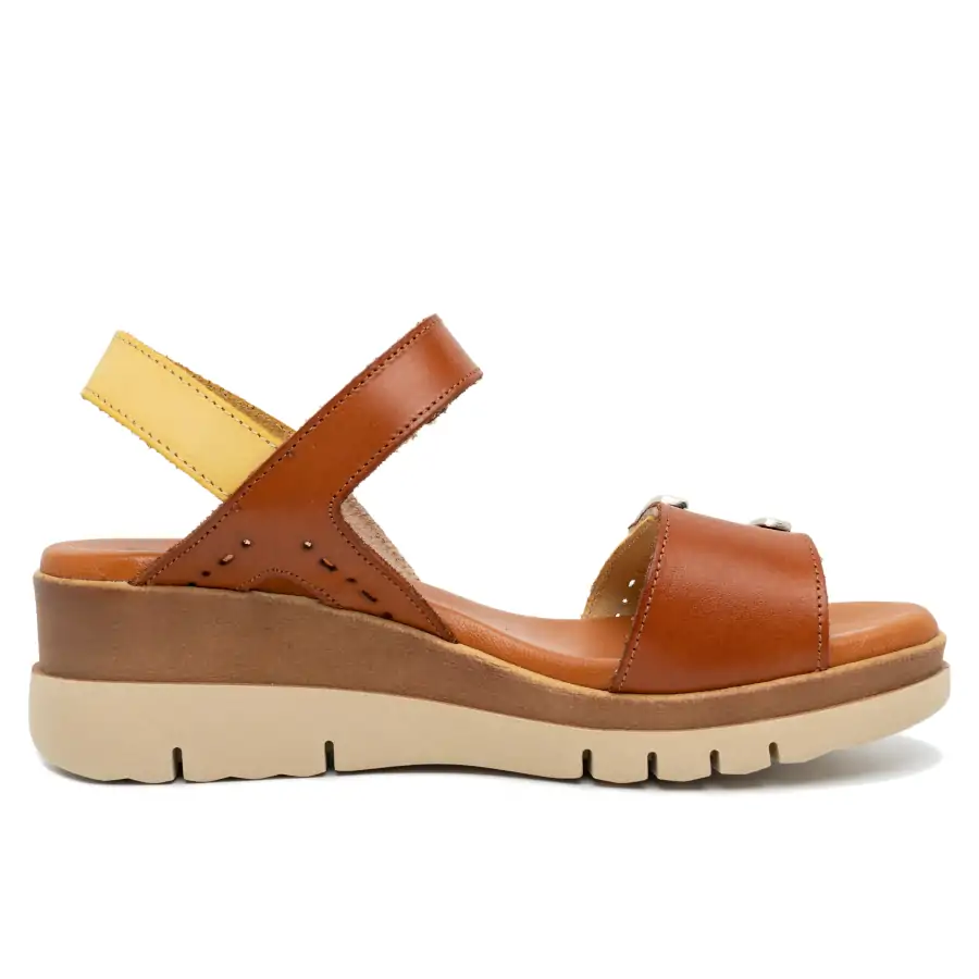 Dettaglio nappa forata giallo-cuoio del sandalo 940 Tomasi Shop