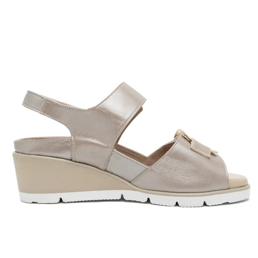 Dettaglio nappa perlato sand e suola microporosa del sandalo Rexi Tomasi Shop