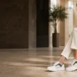 Scarpe Tomasi da donna indossate in un contesto elegante, immagine hero dedicata alla scelta di scarpe comode per camminare tutto il giorno