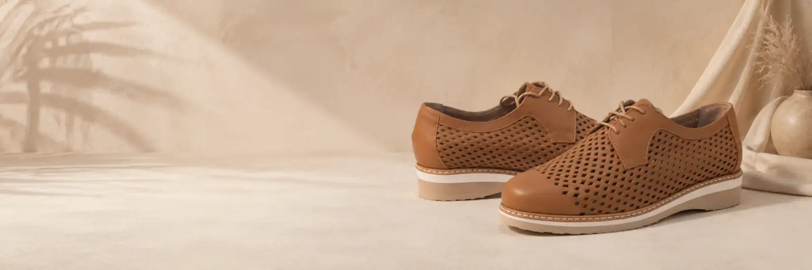 Hero del questionario feedback clienti Tomasi Shop con calzature comode in ambientazione elegante e minimalista