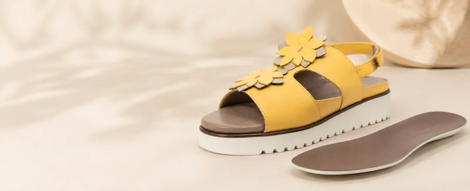 Scarpe comode da donna Tomasi Shop con confronto visivo tra plantare integrato e plantare estraibile