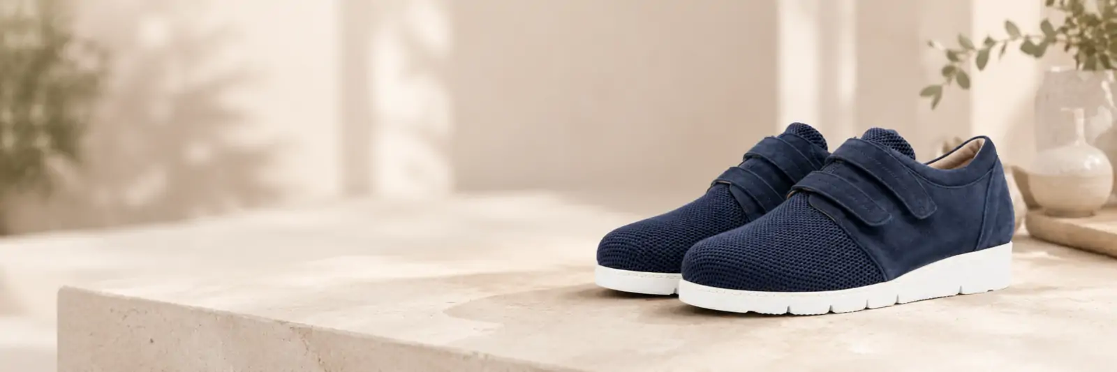 Scarpa blu Tomasi Shop Ginestra con chiusura a strappo su sfondo elegante per la pagina servizio clienti