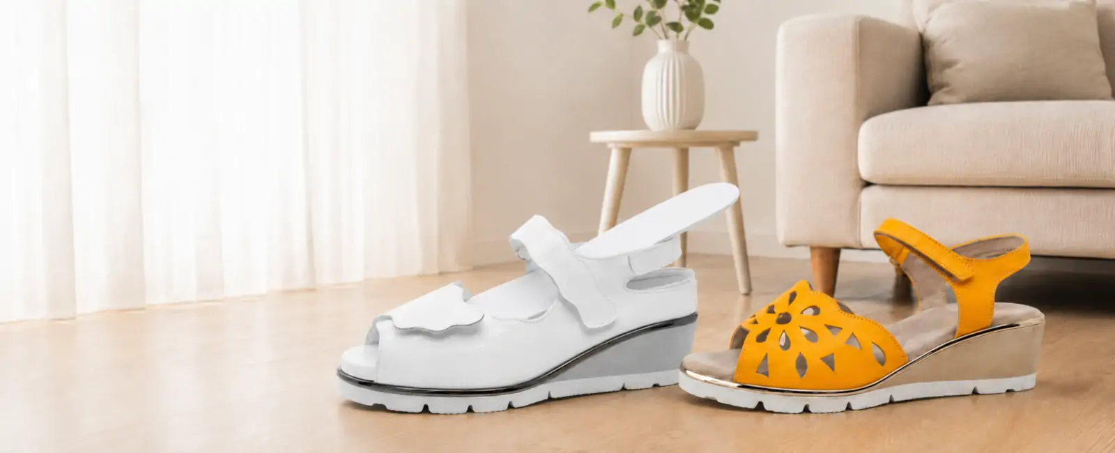 Sandalo bianco con plantare estraibile separato e sandalo giallo con plantare anatomico fisso in ambiente domestico luminoso
