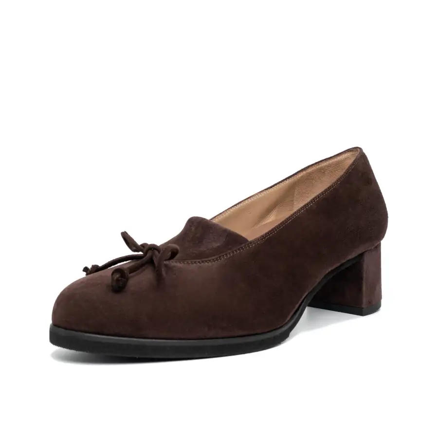 Dettaglio tomaia slip-on della scarpa donna Tomasi Shop Tiglio Camoscio Marrone